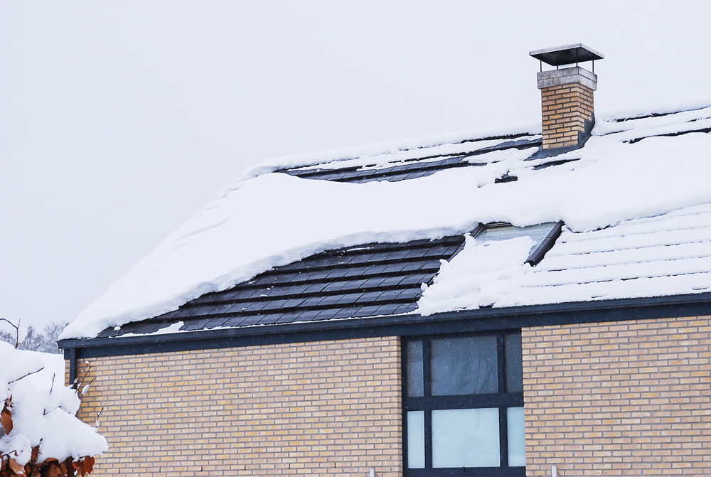 střecha s nánosem sněhu