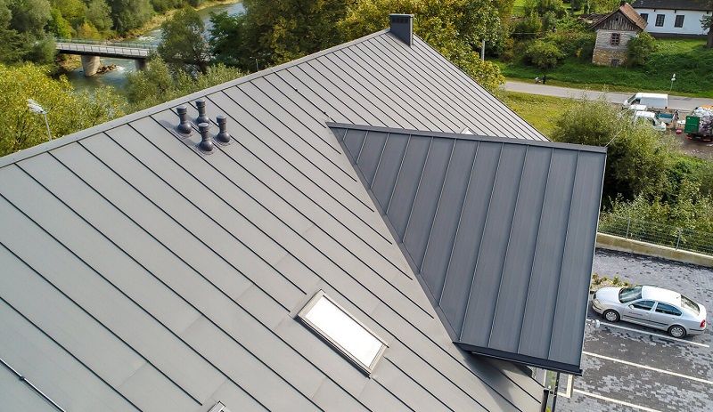 Jak se pokládá plechová střecha?